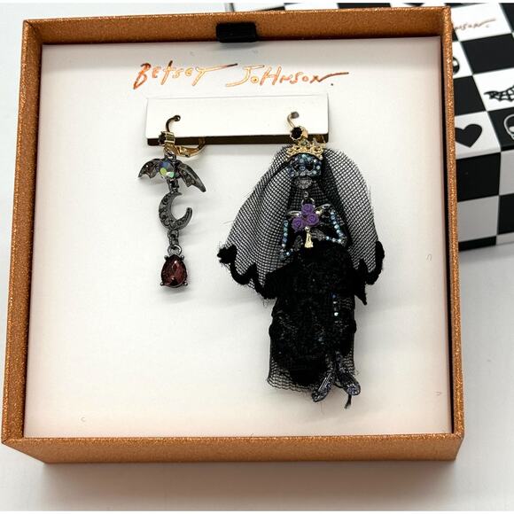 Betsey Johnson Dark Magic Mismatched Skeleton Skull Bride Earrings Halloween NEW - Picture 1 of 4